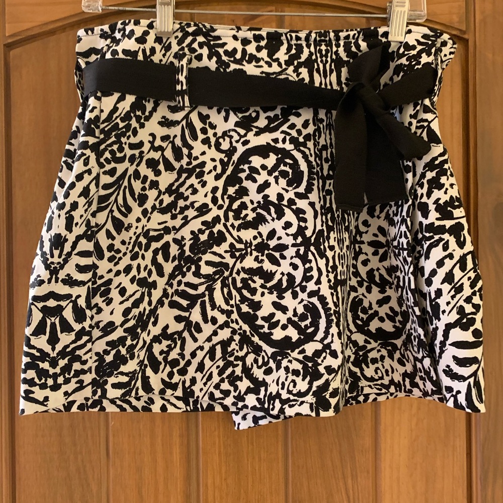 White House Black Market skort, size 8